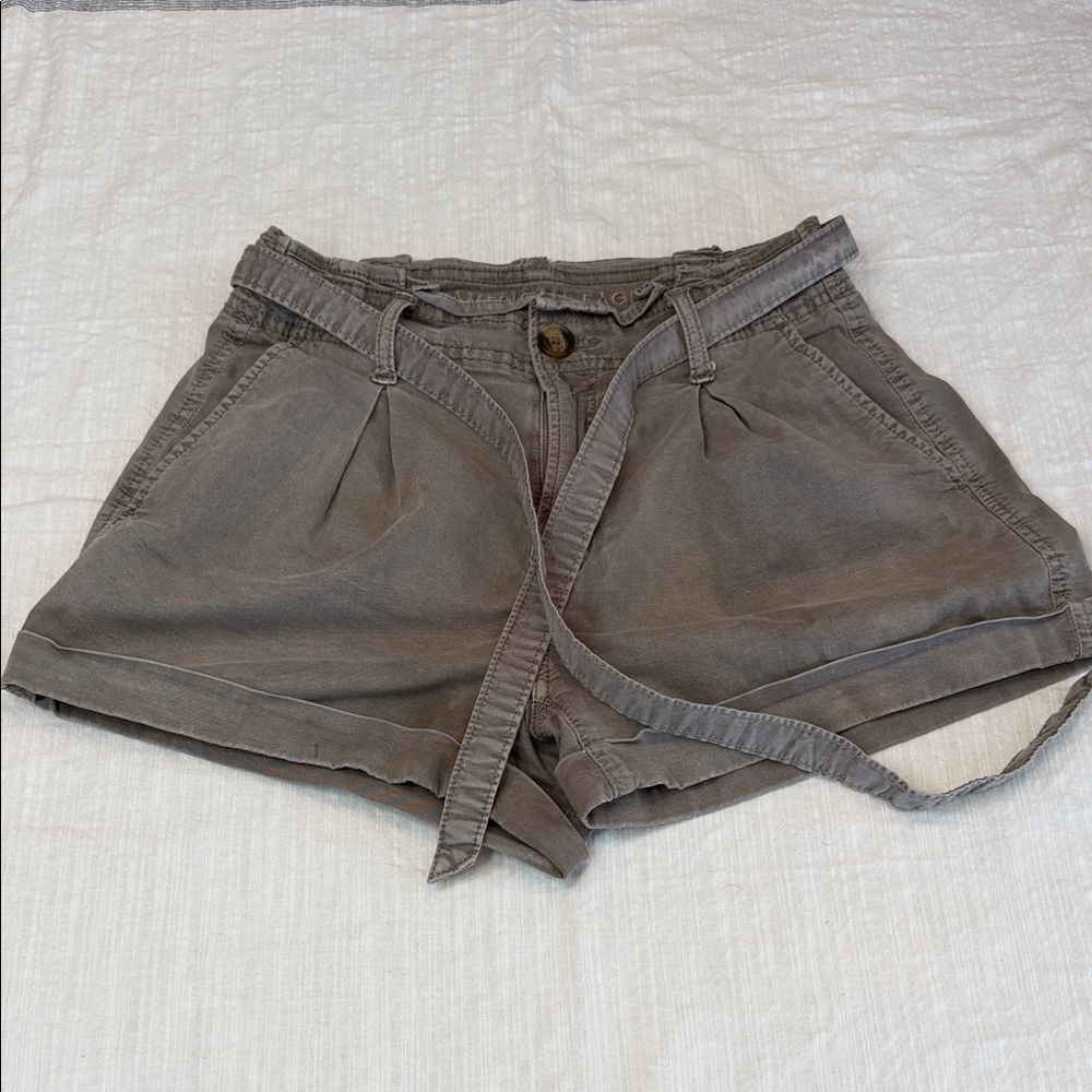 American Eagle Outfitters High-Waist cuffed belted Shorts in Taupe size 0